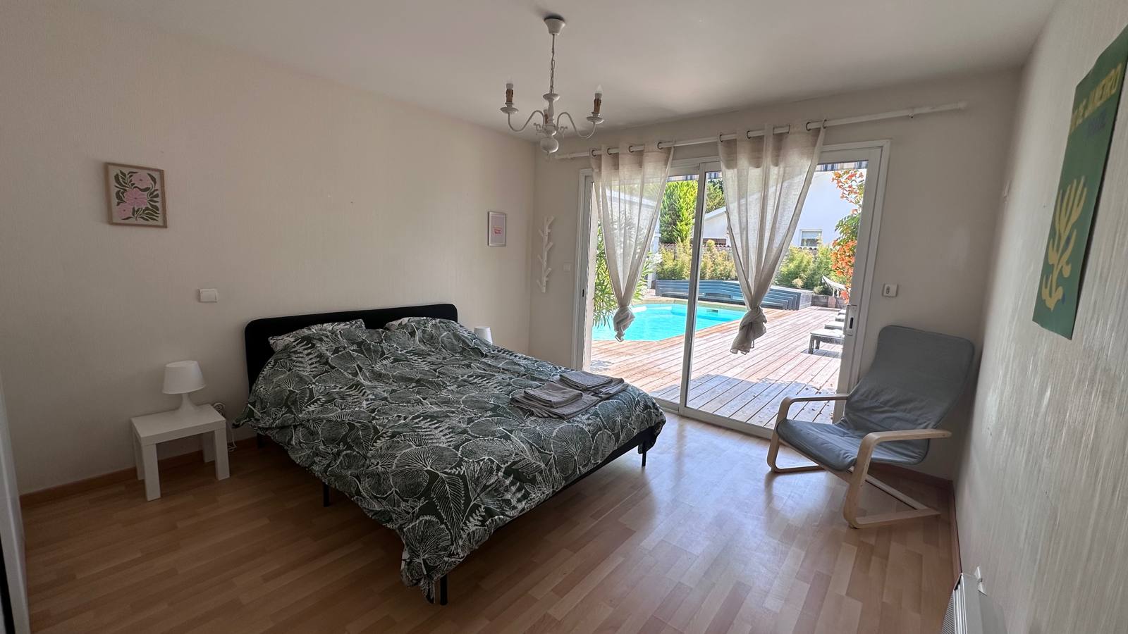 Chambre avec vue sur la piscine