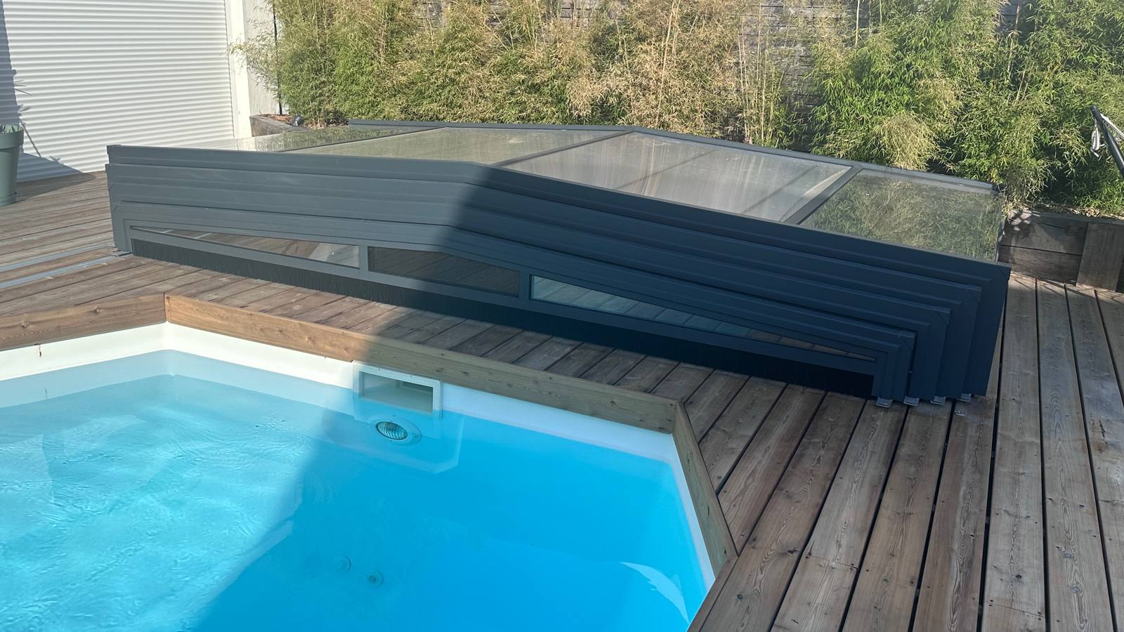 L'abri de piscine replié sur la terrasse