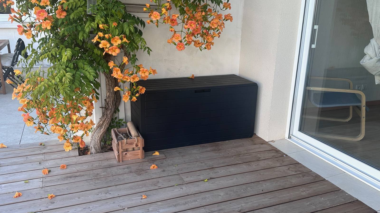 Le coffre à jeux sur la terrasse
