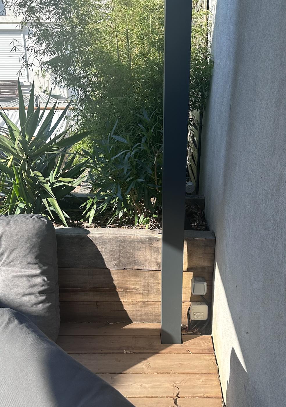 La prise électrique sous la pergola